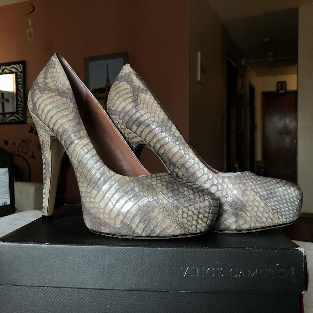 Vince Camuto snake print pumps heels (New) Size 11